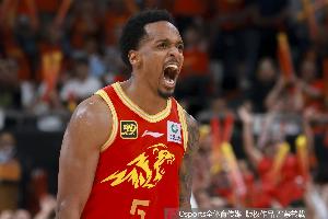 开云官方平台-延续火热状态!巴里-布朗首节3中3高效拿下10分3板2助