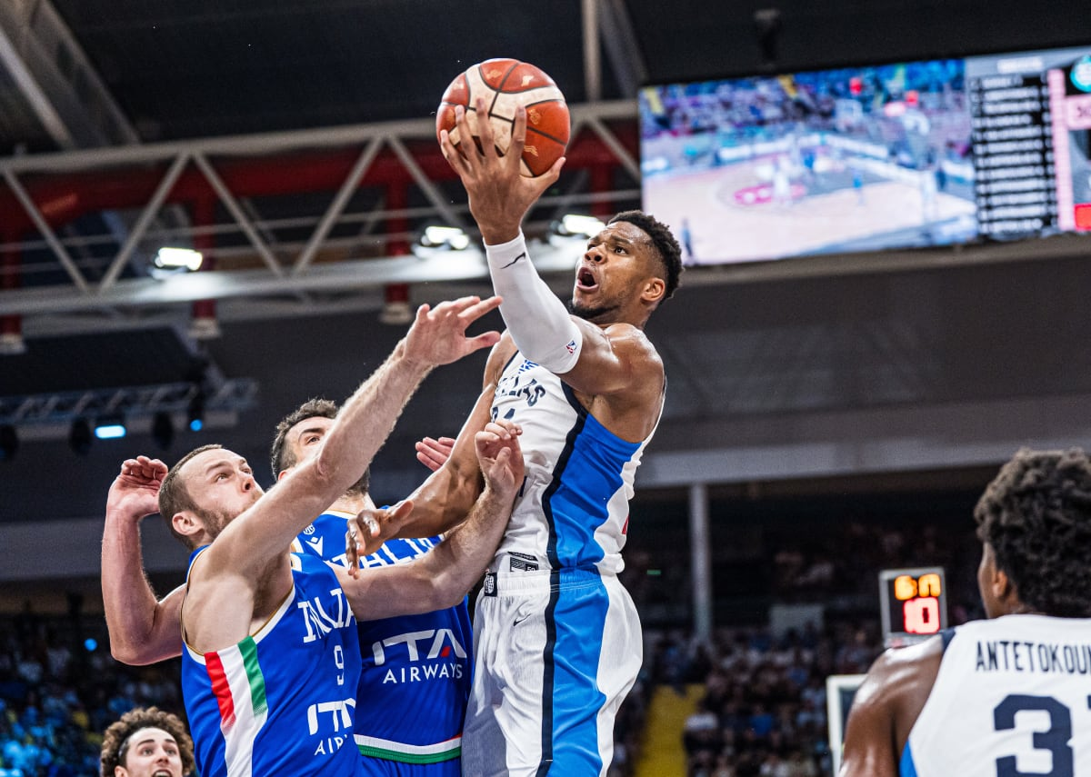 开云官方平台-冲小组第一！字母哥轰31+7无解夺开门红，雄鹿主帅微笑助威