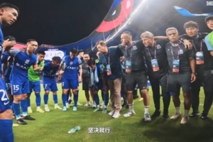 申花点球大战前围成一圈，斯卢茨基喊话：点球坚决就行！