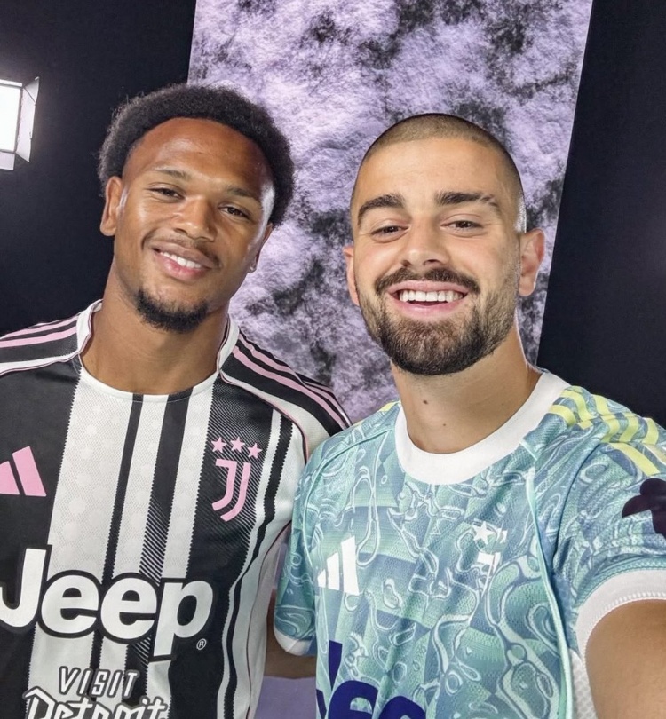 开云数字工具-跟队记者：尤文将在今天20点30分，为奥蓬达和热格罗瓦召开发布会