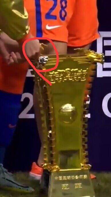 开云官方平台-泰山夺冠掰坏奖杯 众将发文庆祝孙兴慜也来点赞