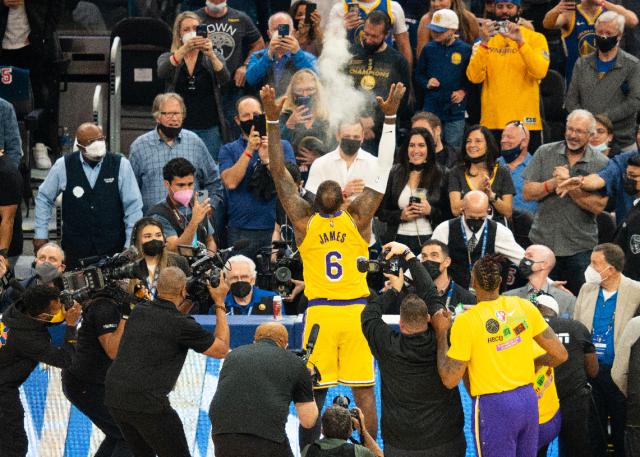 【现场】湖人球迷入侵湾区 汤普森末节爆发捍卫主场