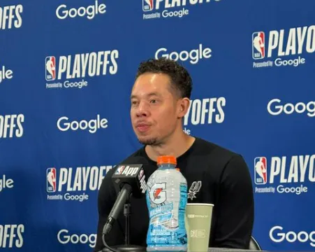 米奇：文班今天摔倒时我没有特别紧张，我已学会信任他